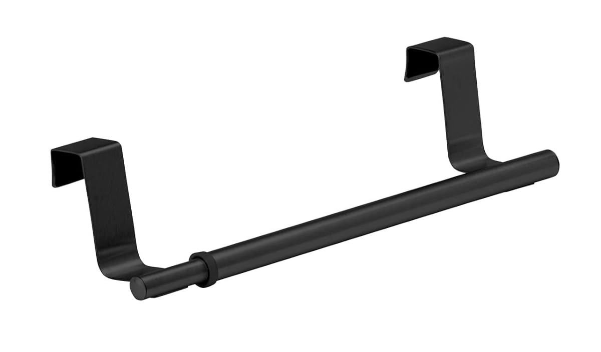 Porte-serviettes extensible suspendu à une porte de meuble de salle de bain avec un essuie-main