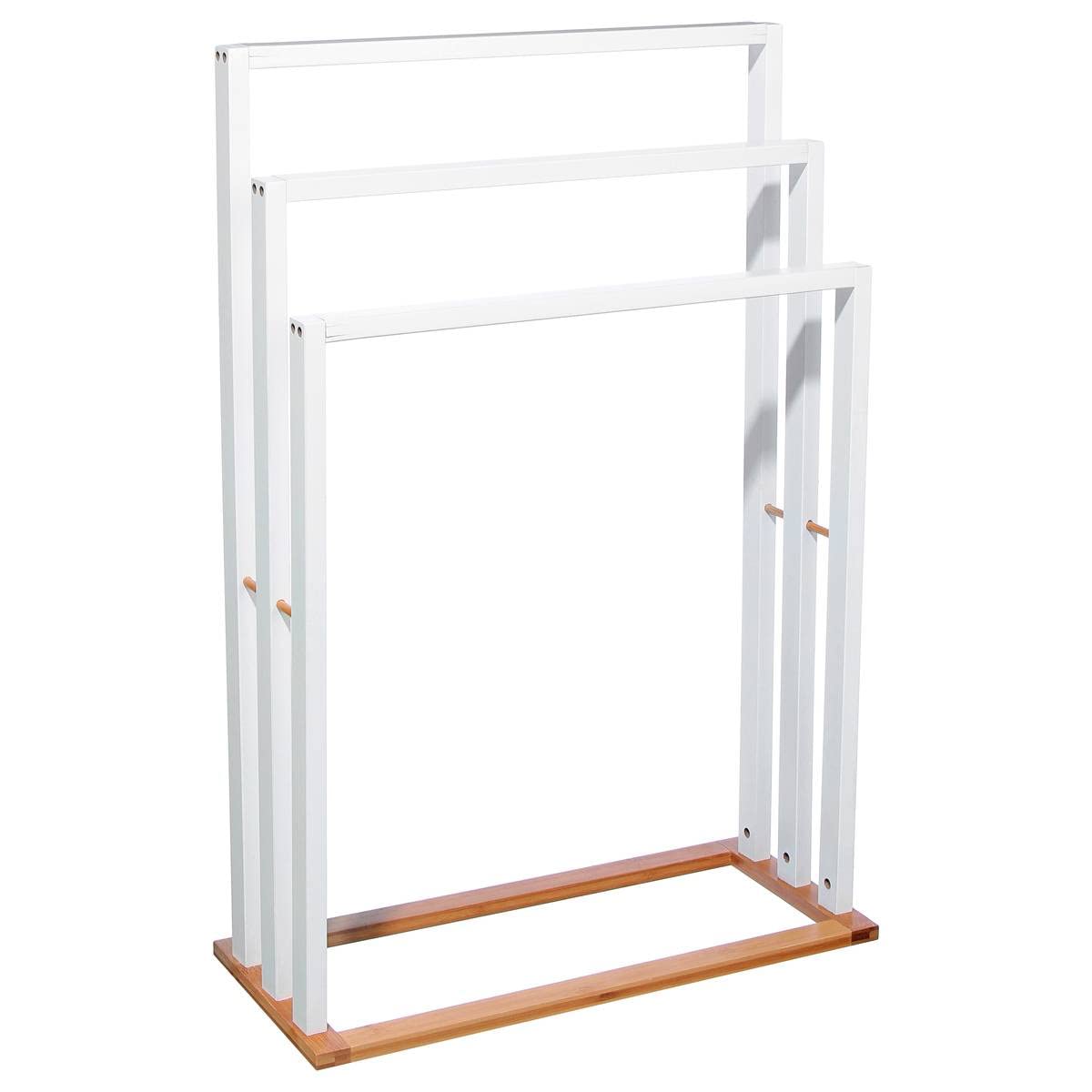 Porte-serviettes sur pied blanc en bambou et MDF dans une salle de bain lumineuse