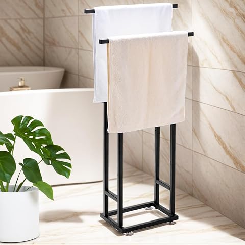 Porte-serviettes autoportant noir en métal à deux barres, posé dans une salle de bain lumineuse.