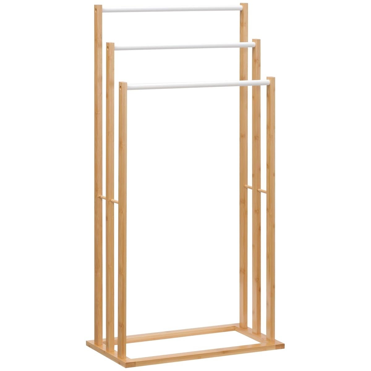 Porte-serviettes sur pied en bambou naturel à trois barres dans une salle de bain lumineuse.