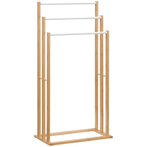 Porte-serviettes sur pied en bambou naturel à trois barres dans une salle de bain lumineuse.