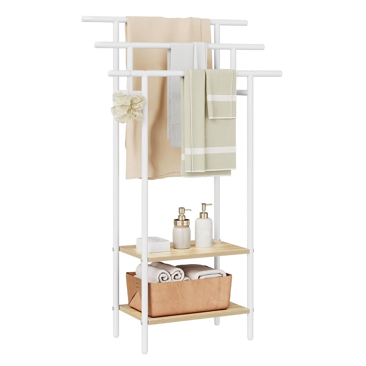 Porte-serviettes sur pied à trois barres décalées et deux tablettes en métal blanc et bois clair.