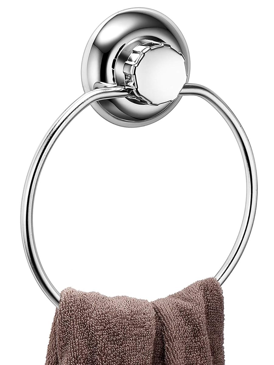 Anneau porte-serviette en acier inoxydable fixé par ventouse sur un mur clair de salle de bain