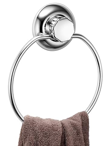 Anneau porte-serviette en acier inoxydable fixé par ventouse sur un mur clair de salle de bain