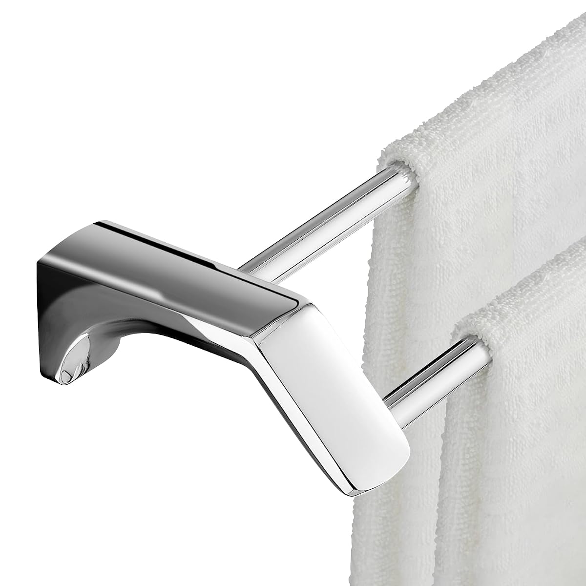 Porte-serviettes mural double chromé avec deux barres décalées dans une salle de bain lumineuse