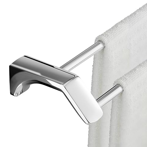 Porte-serviettes mural double chromé avec deux barres décalées dans une salle de bain lumineuse