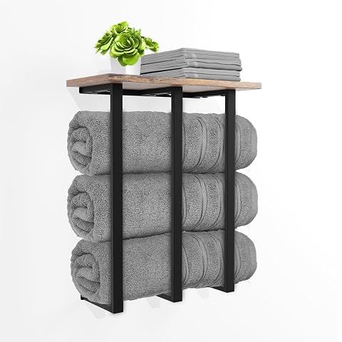 Étagère murale en MDF et fer avec trois barres porte-serviettes dans une salle de bain claire
