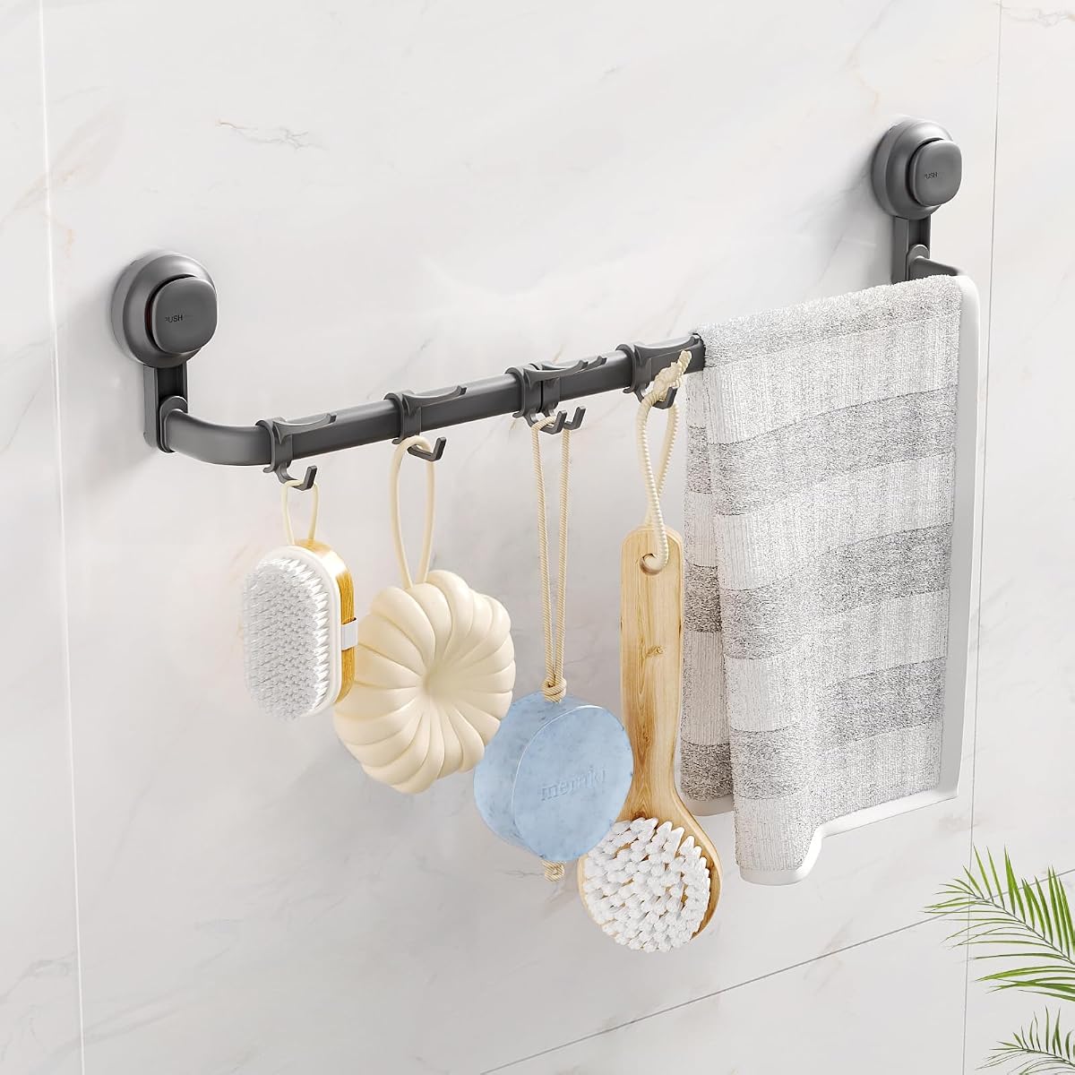 Barre porte-serviettes Luxear gris foncé à ventouses, avec cinq crochets, fixée sur un mur carrelé.