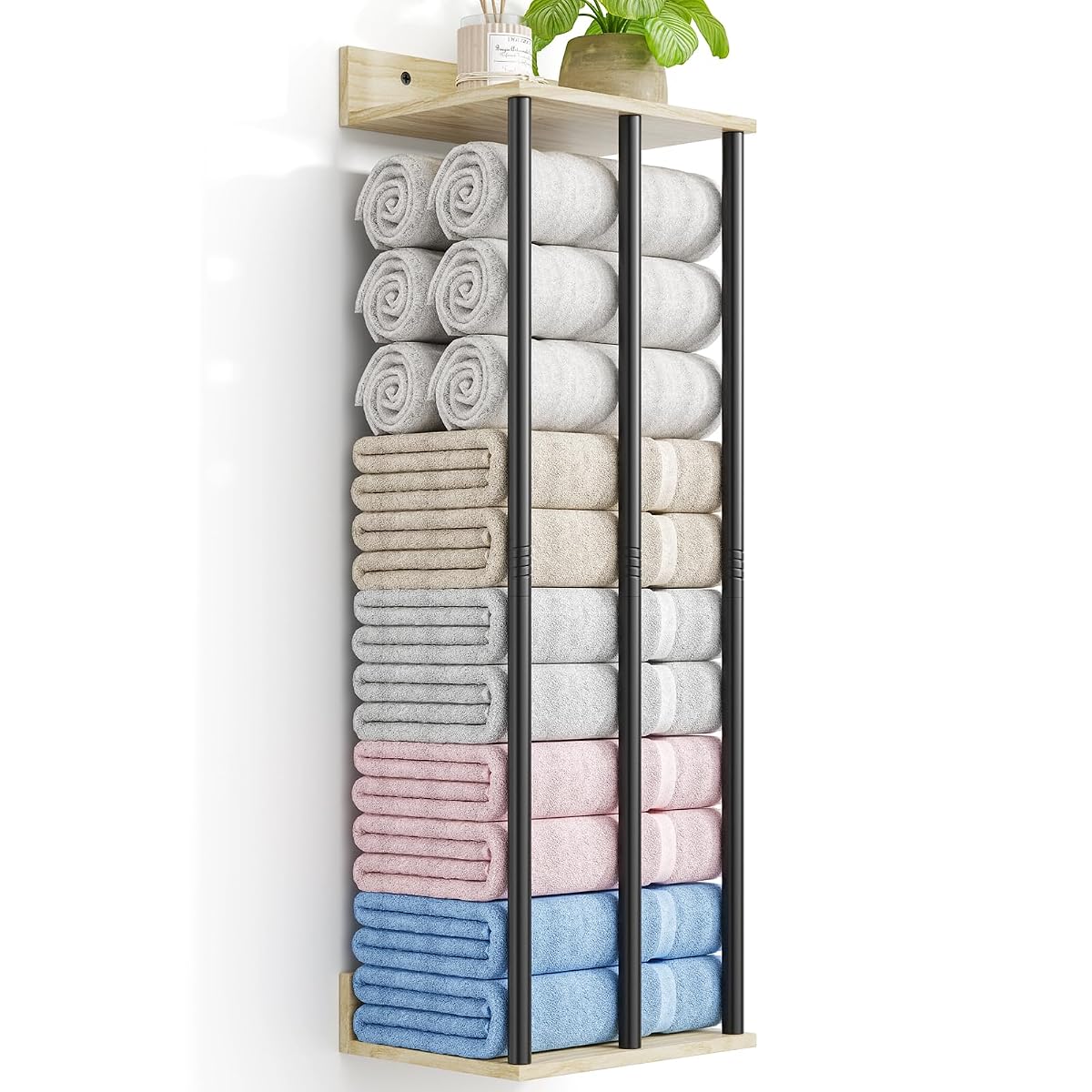 Porte-serviettes mural en métal noir avec étagère en bois naturel dans une salle de bain lumineuse