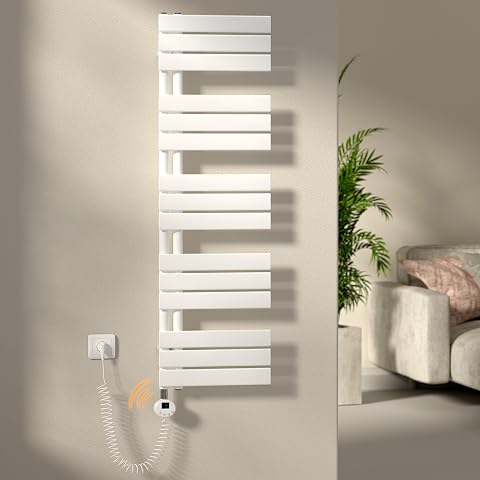 Sèche-serviettes mural blanc à tubes plats dans une salle de bain lumineuse
