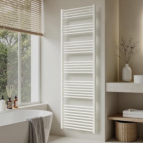 Sèche-serviettes mural blanc à tubes ronds installé dans une salle de bain lumineuse