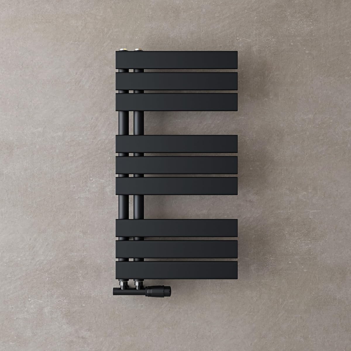 Sèche-serviettes mural gris noir à eau chaude installé dans une salle de bain lumineuse