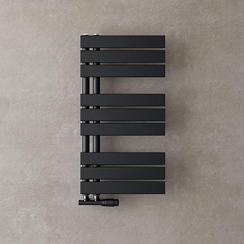 Sèche-serviettes mural gris noir à eau chaude installé dans une salle de bain lumineuse