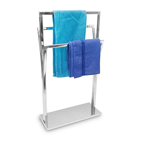 Porte-serviettes sur pied chromé avec trois barres de hauteurs différentes dans une salle de bain claire.