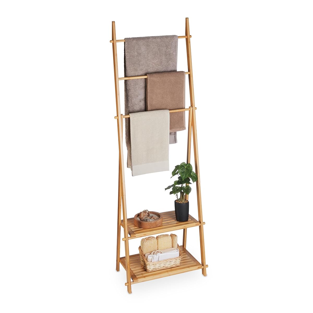 Porte-serviettes sur pied en bambou avec trois barres et deux étagères dans une salle de bain claire
