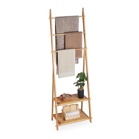 Porte-serviettes sur pied en bambou avec trois barres et deux étagères dans une salle de bain claire