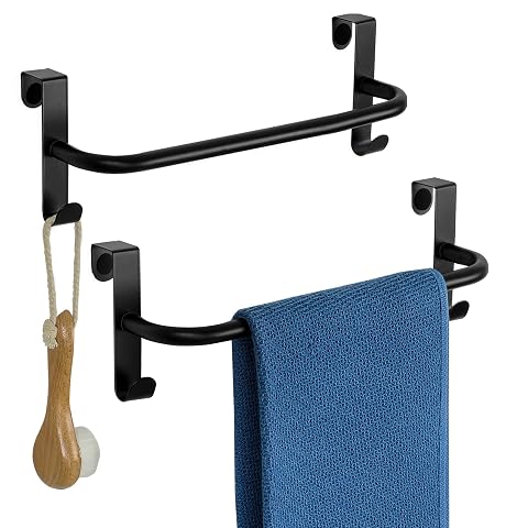 Deux porte-serviettes en métal noir mat suspendus aux portes d’un meuble de salle de bain.