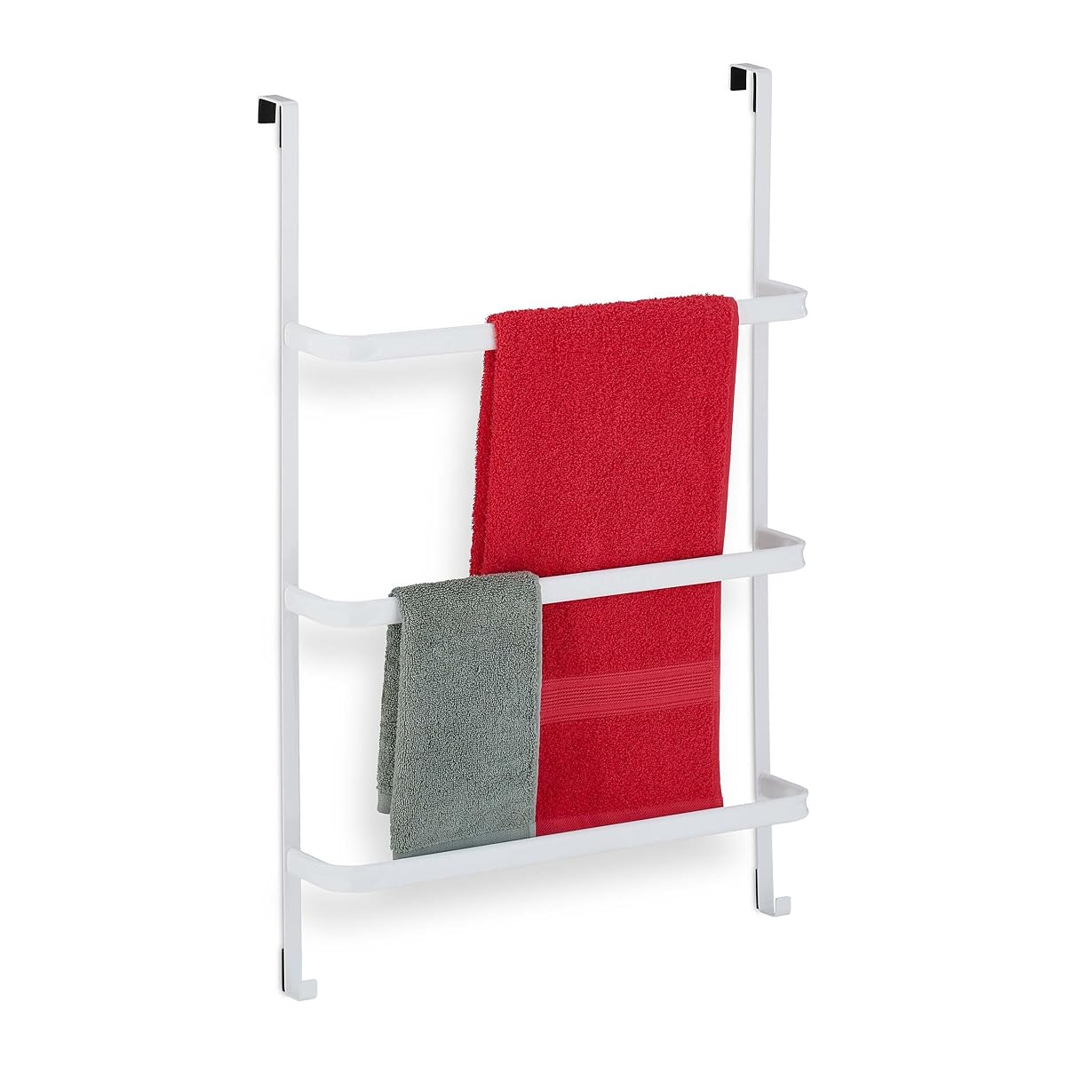 Porte-serviettes blanc suspendu à une porte, avec trois barres et deux crochets