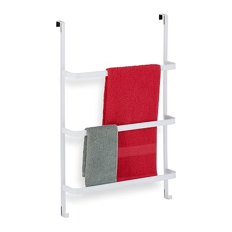 Porte-serviettes blanc suspendu à une porte, avec trois barres et deux crochets