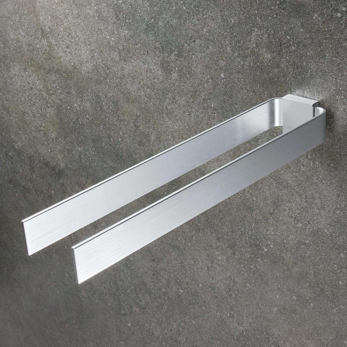 Porte-serviettes mural double en aluminium argenté mat, installé dans une salle de bain lumineuse