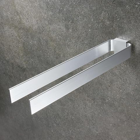 Porte-serviettes mural double en aluminium argenté mat, installé dans une salle de bain lumineuse